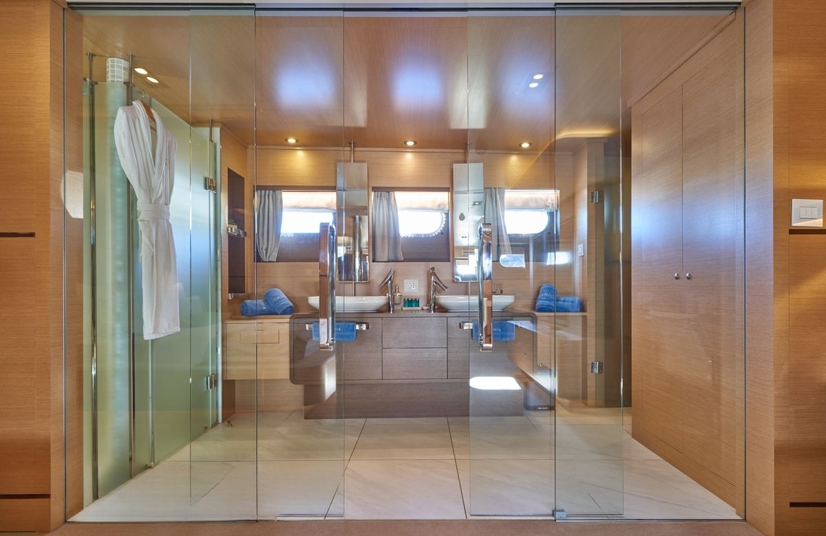 An image of Omnia yacht
