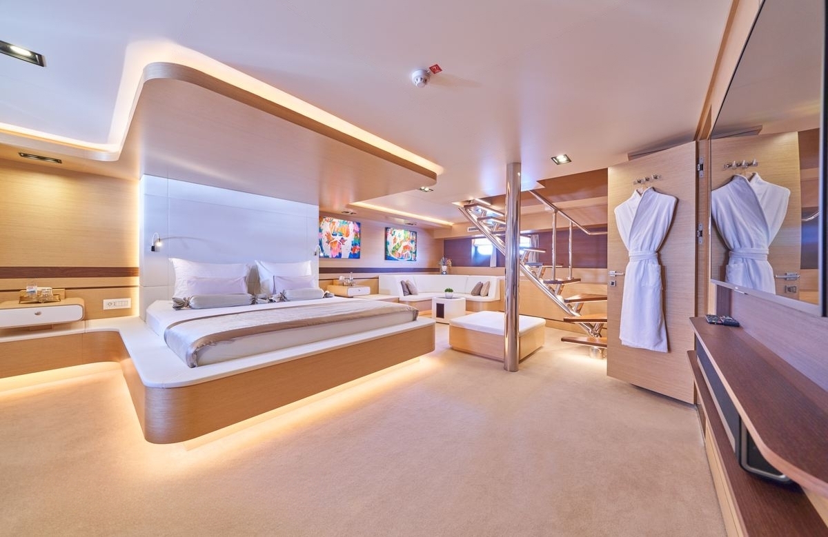 An image of Omnia yacht
