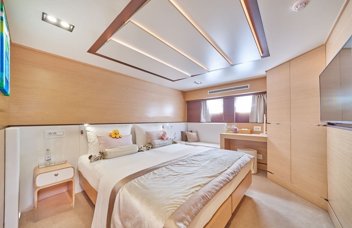 An image of Omnia yacht