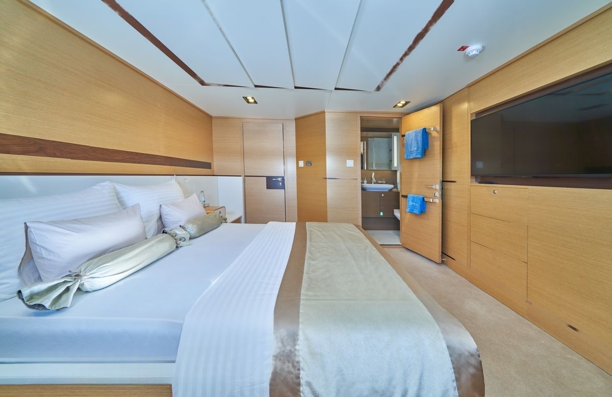 An image of Omnia yacht