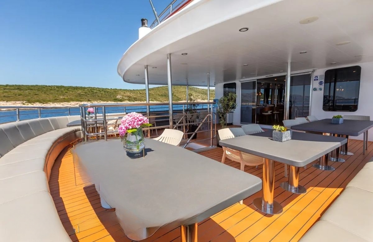 An image of Yolo yacht