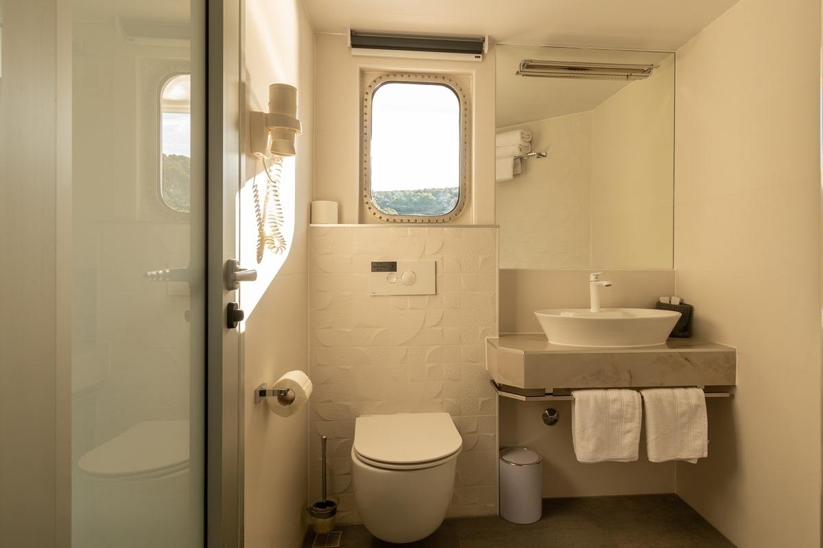 An image of Yolo yacht