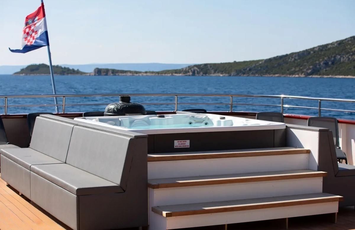 An image of Yolo yacht