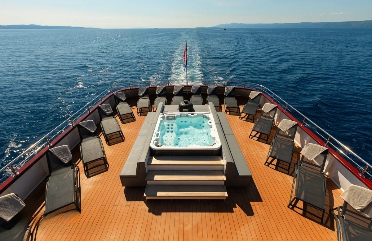 An image of Yolo yacht