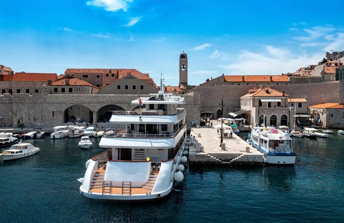 An image of Yolo yacht