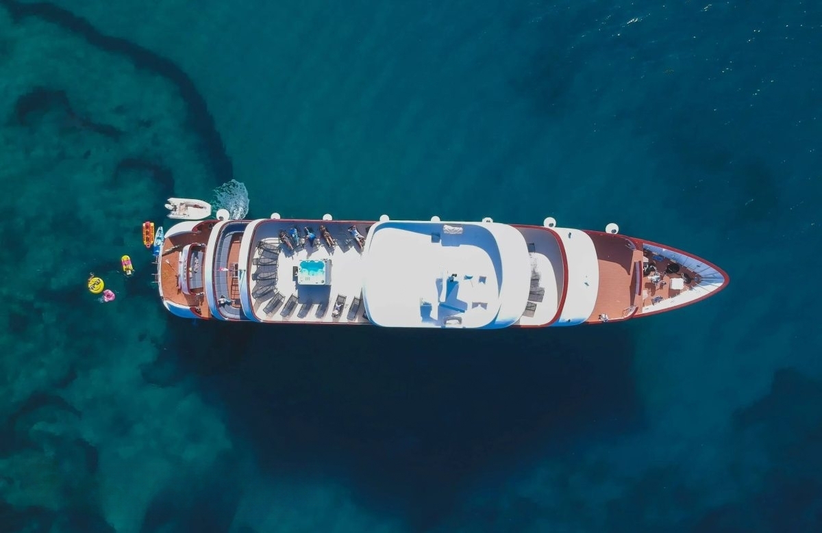 An image of Yolo yacht