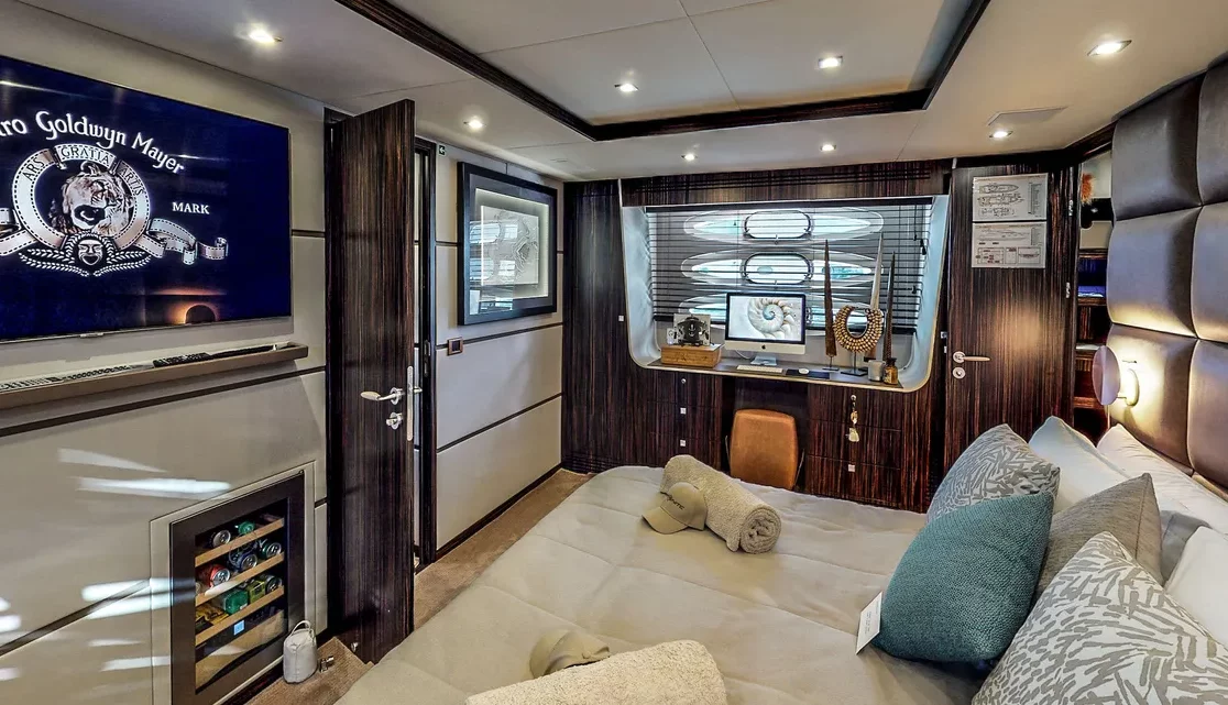An image of Ammonite yacht