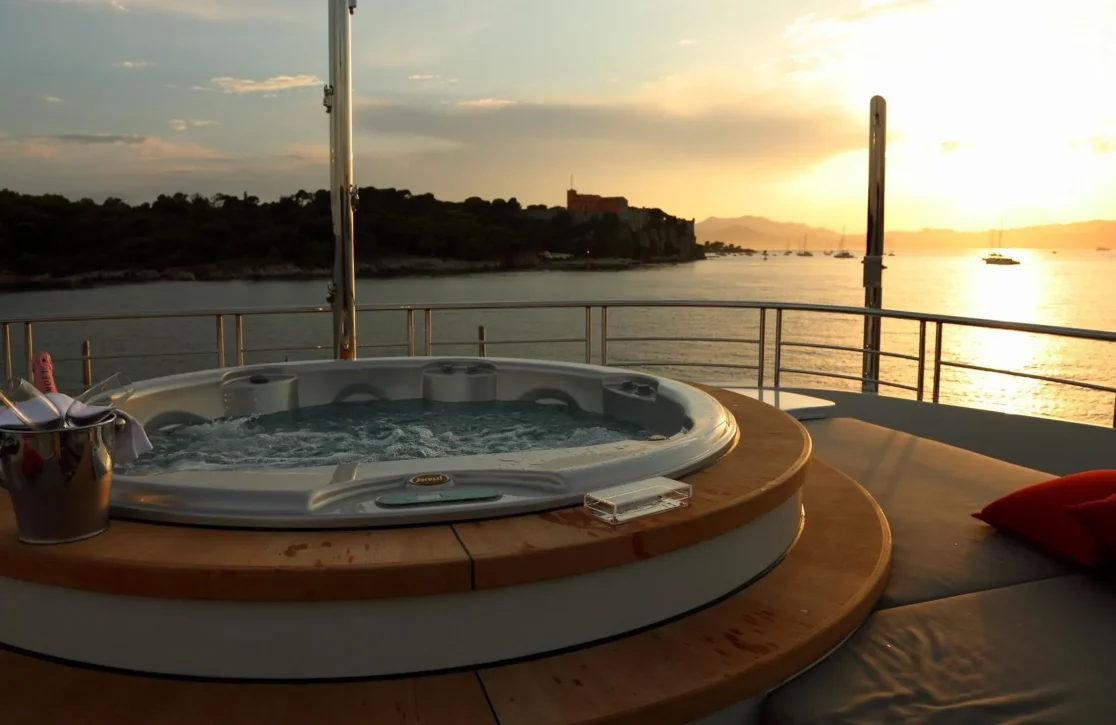 An image of 2 Ladies yacht
