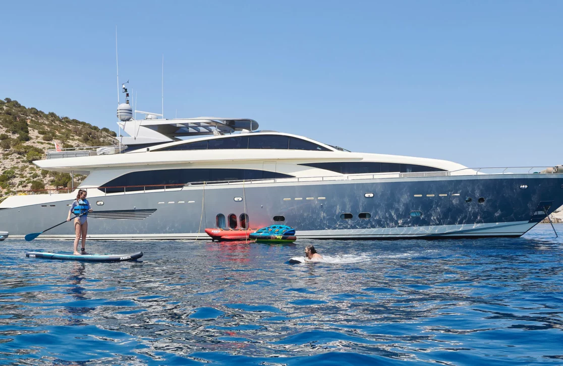 An image of Apmonia yacht
