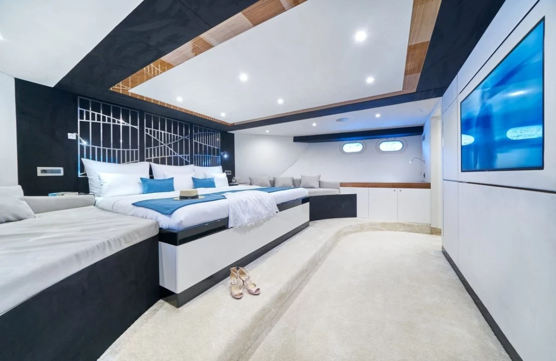 An image of Acapella yacht