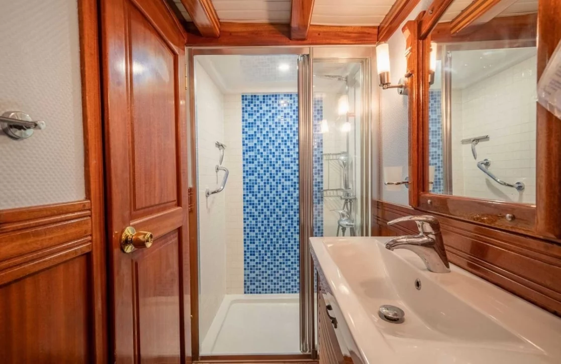 An image of Admiral yacht