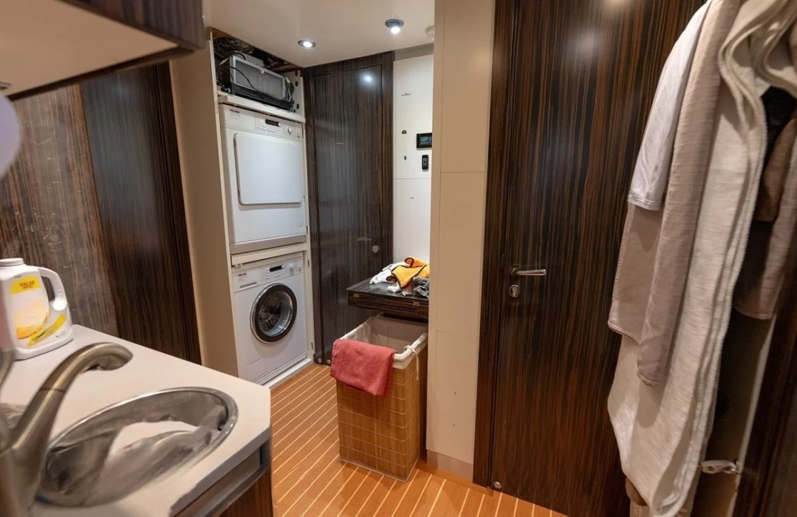 An image of Casual yacht