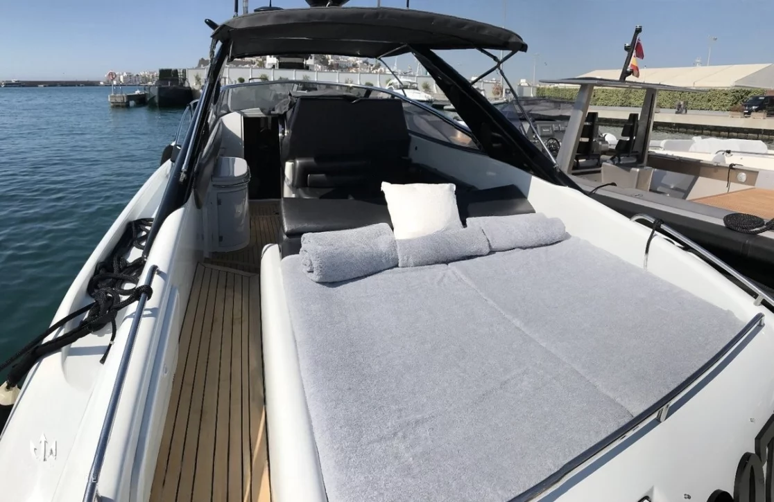 An image of 007 yacht