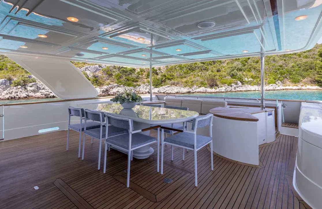 An image of Klobuk yacht