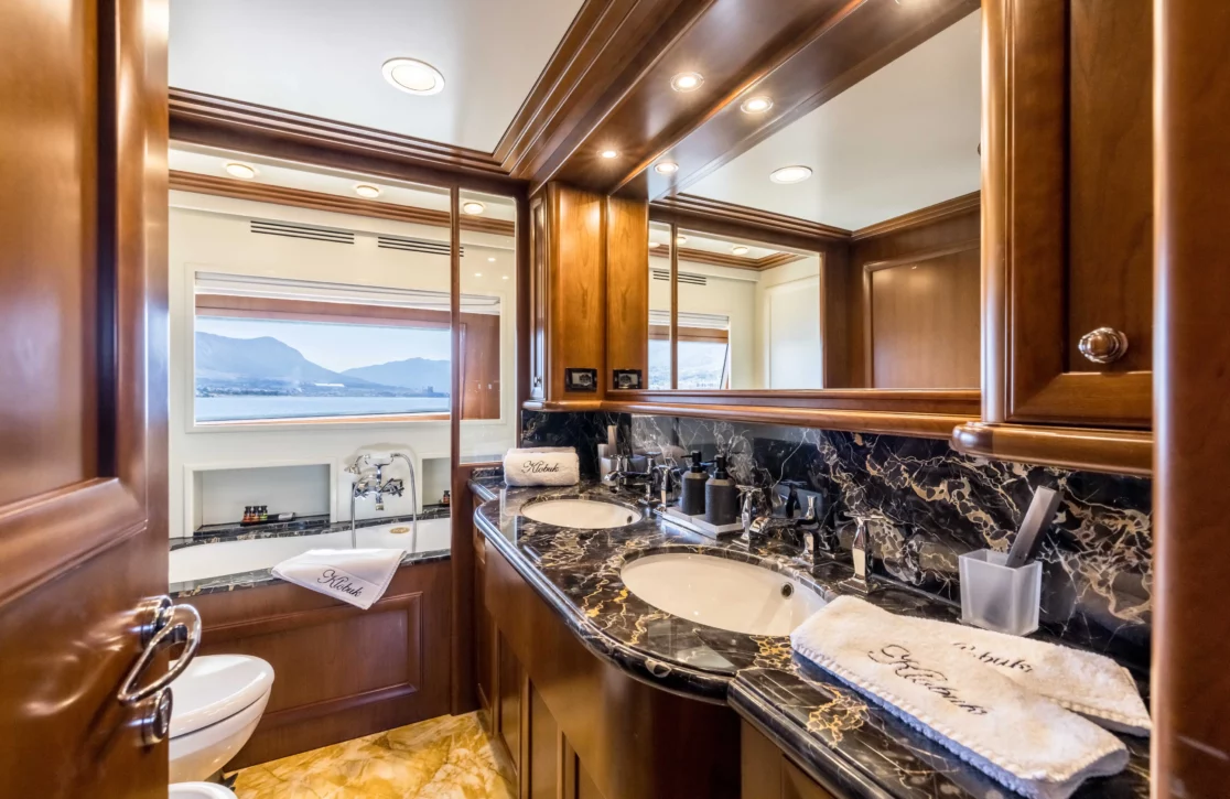 An image of Klobuk yacht