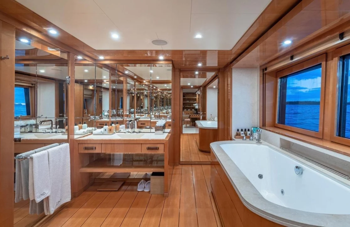 An image of Lind yacht
