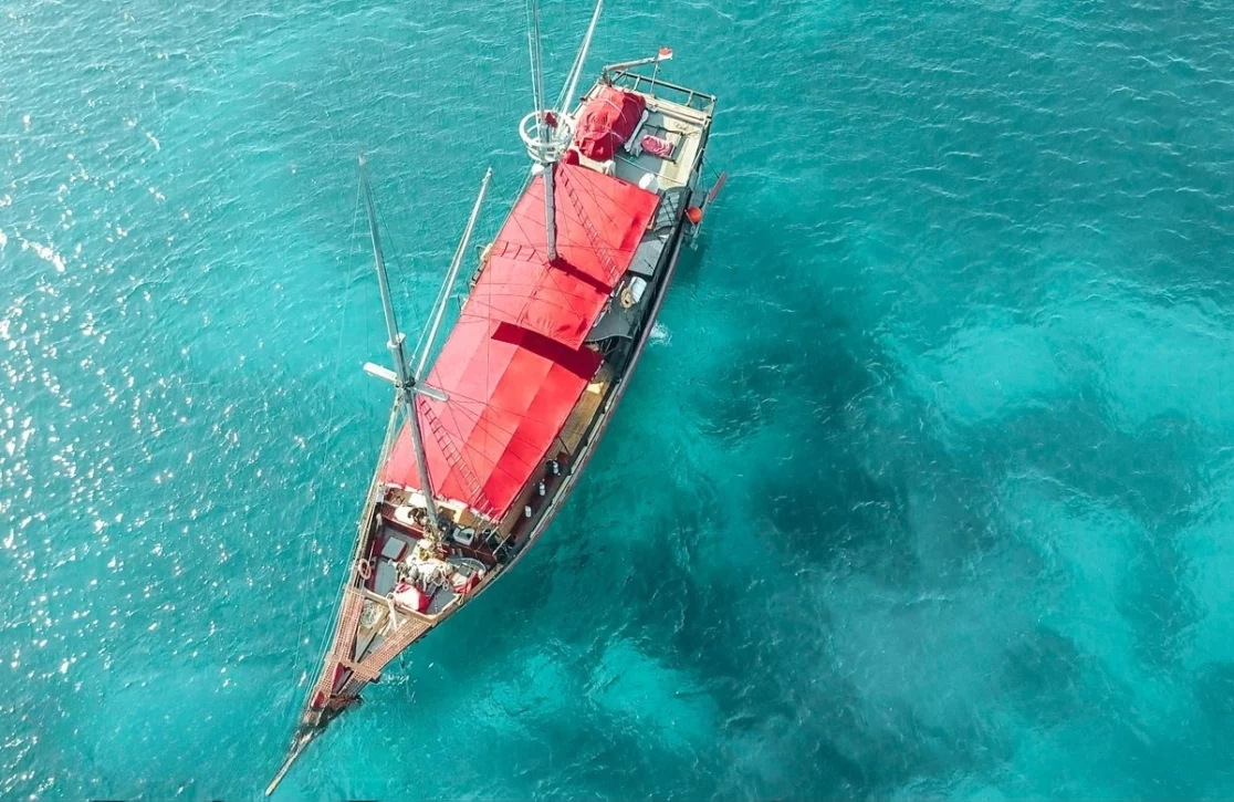 An image of Manta Mae yacht