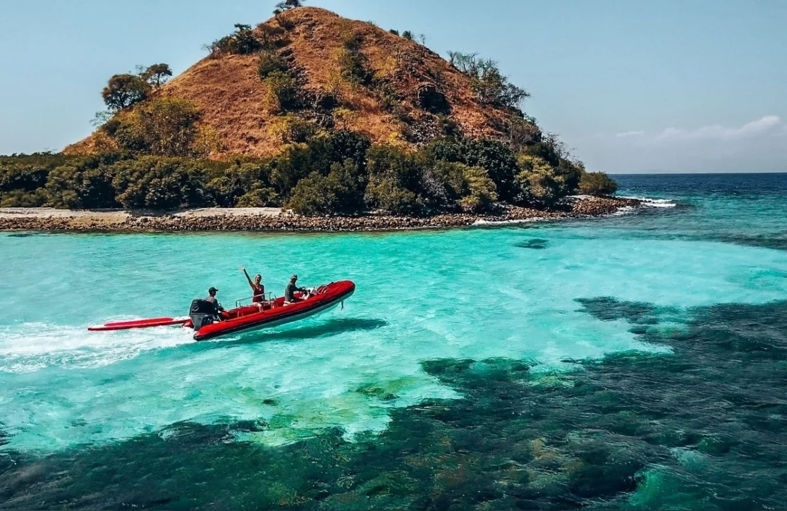 An image of Manta Mae yacht