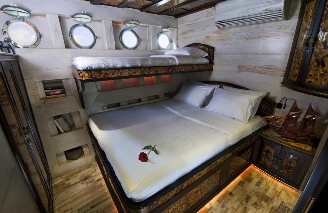 An image of Manta Mae yacht