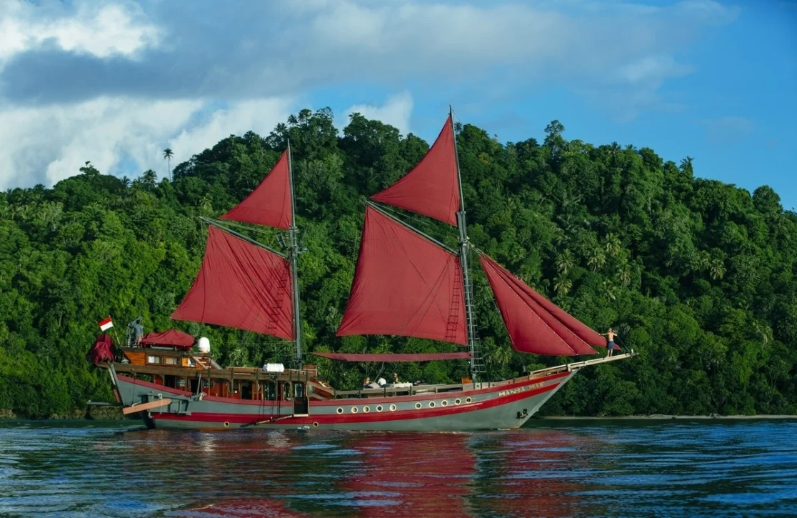 An image of Manta Mae yacht
