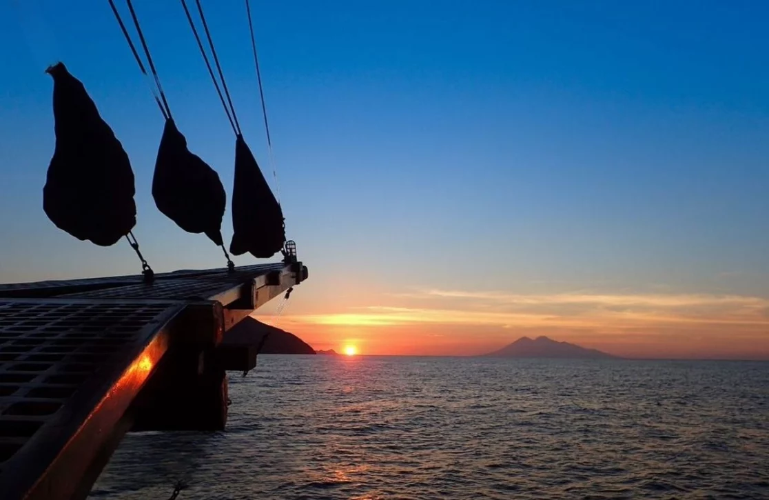 An image of Manta Mae yacht