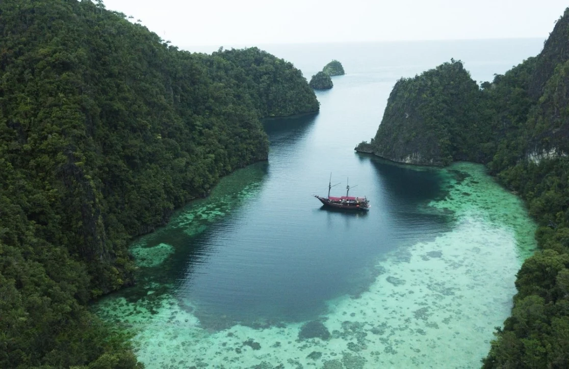 An image of Manta Mae yacht