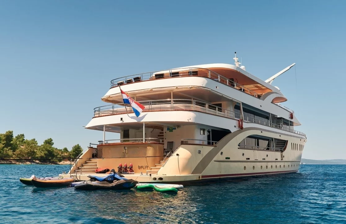 An image of Queen Eleganza yacht