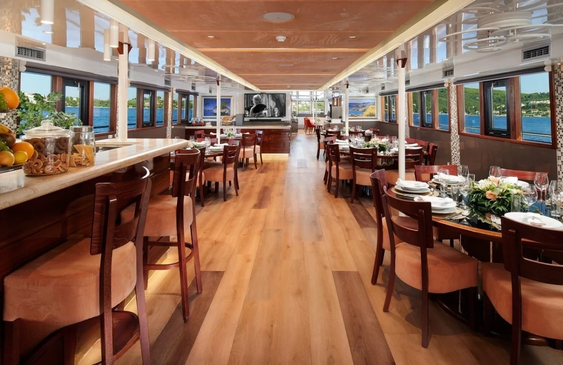 An image of Queen Eleganza yacht
