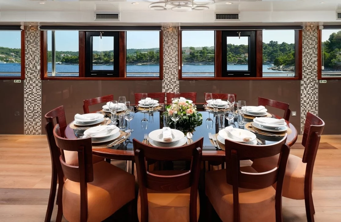 An image of Queen Eleganza yacht