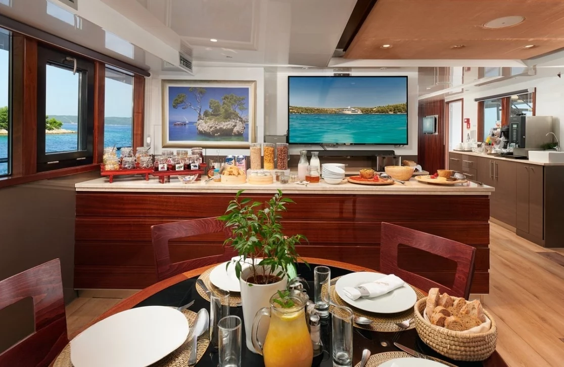 An image of Queen Eleganza yacht