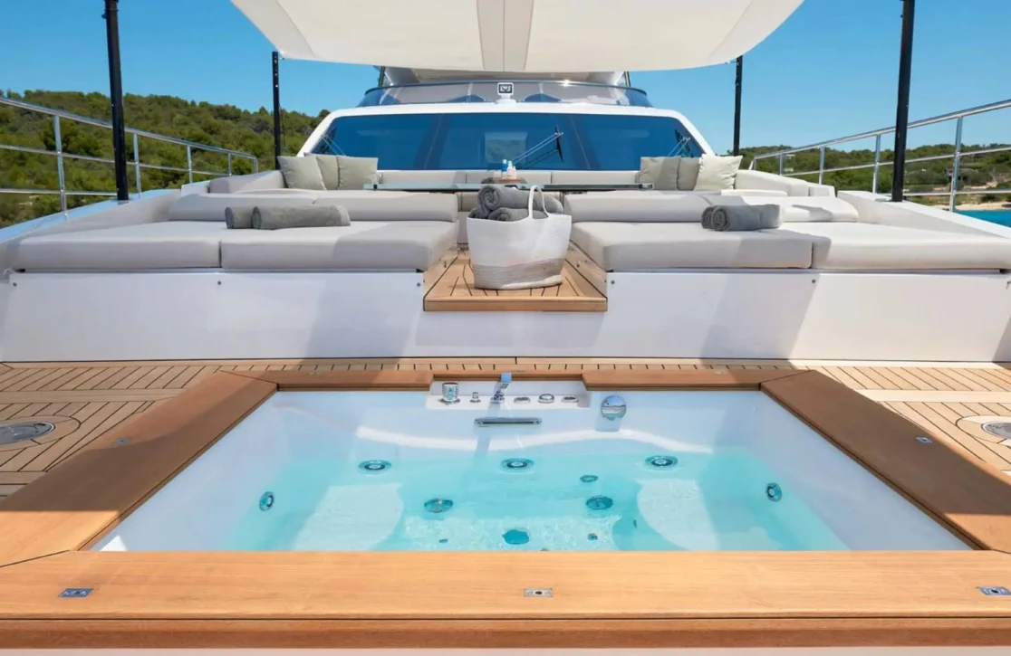 An image of Heed yacht