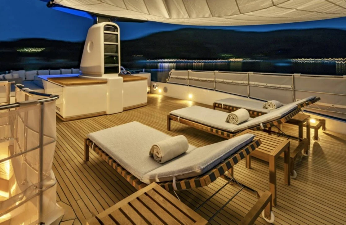 An image of Anything Goes V yacht