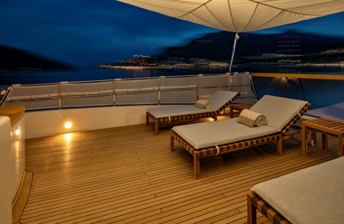 An image of Anything Goes V yacht