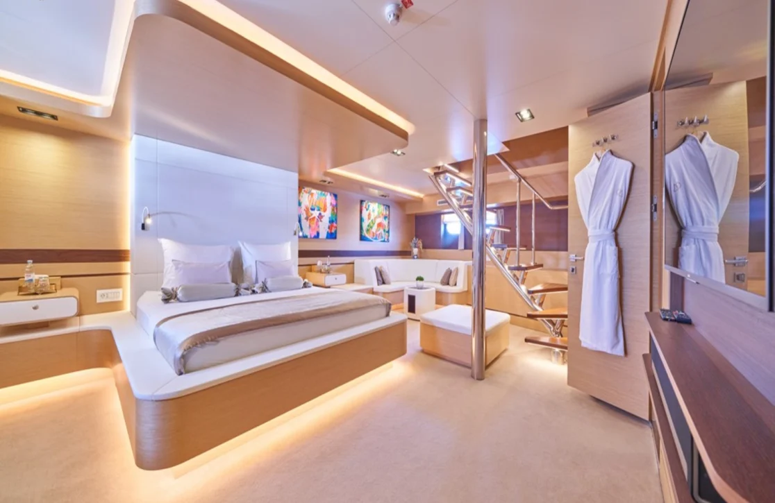 An image of Omnia yacht