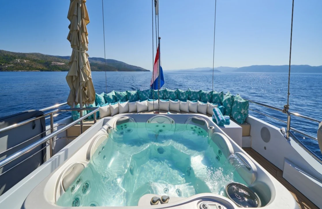 An image of Omnia yacht