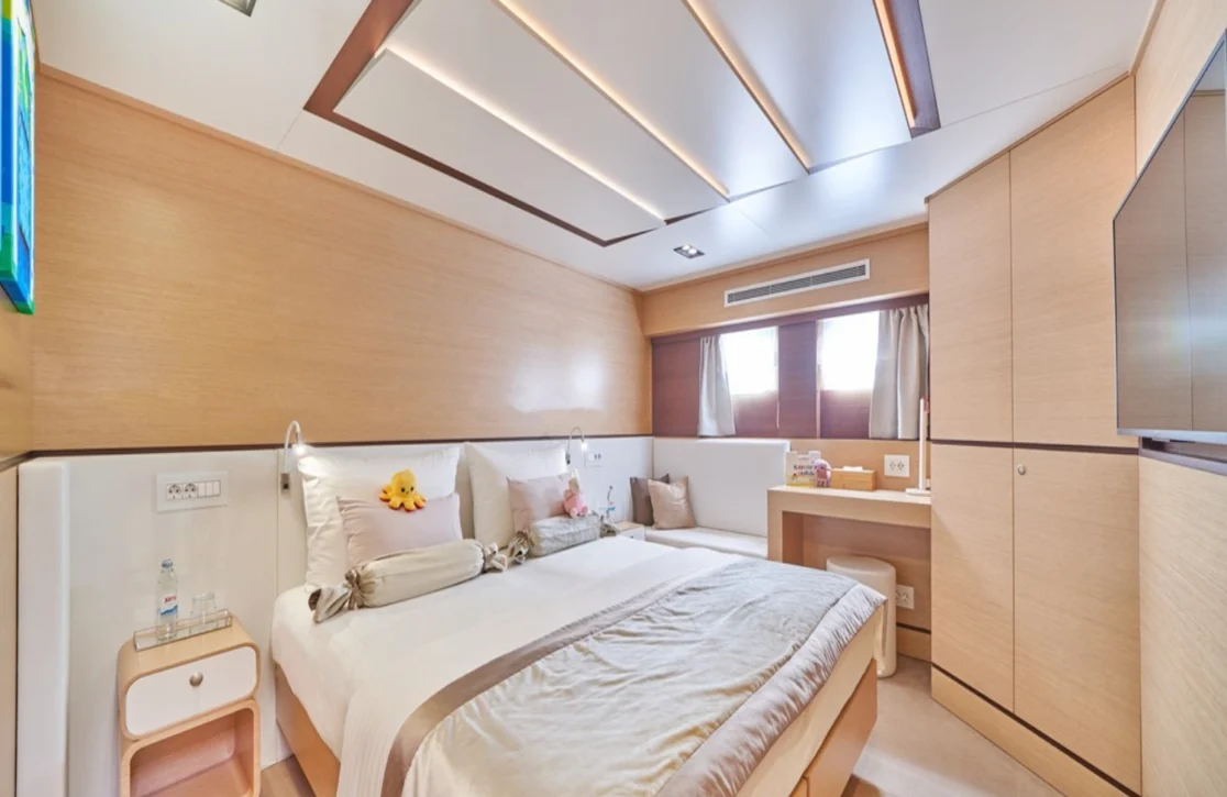 An image of Omnia yacht