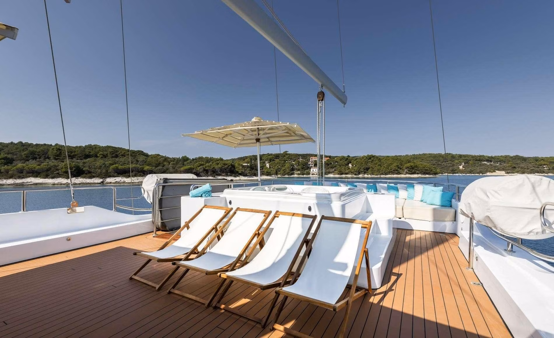 An image of Omnia yacht