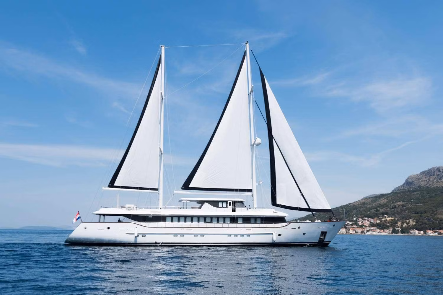 An image of Omnia yacht