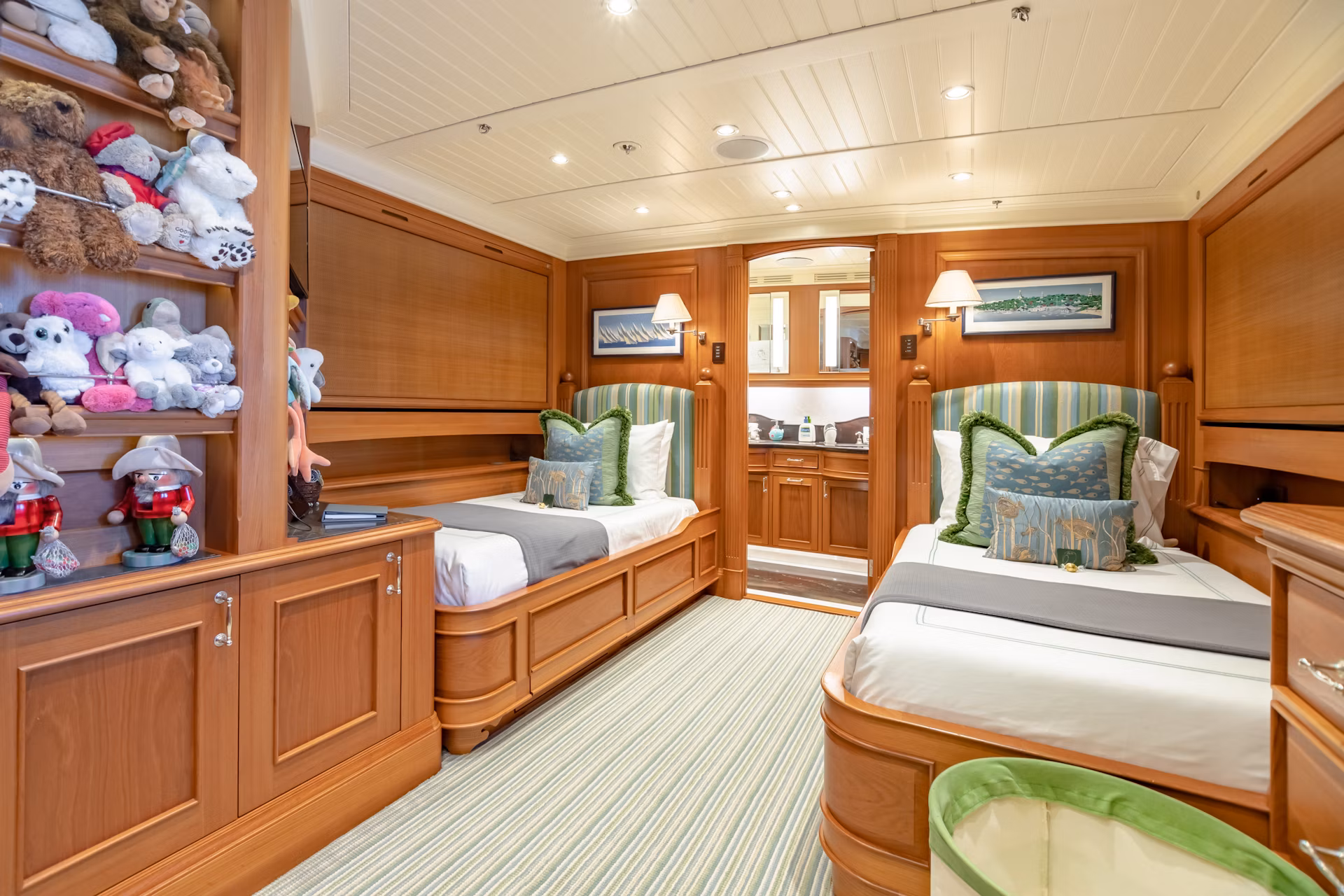 An image of Shadowl yacht
