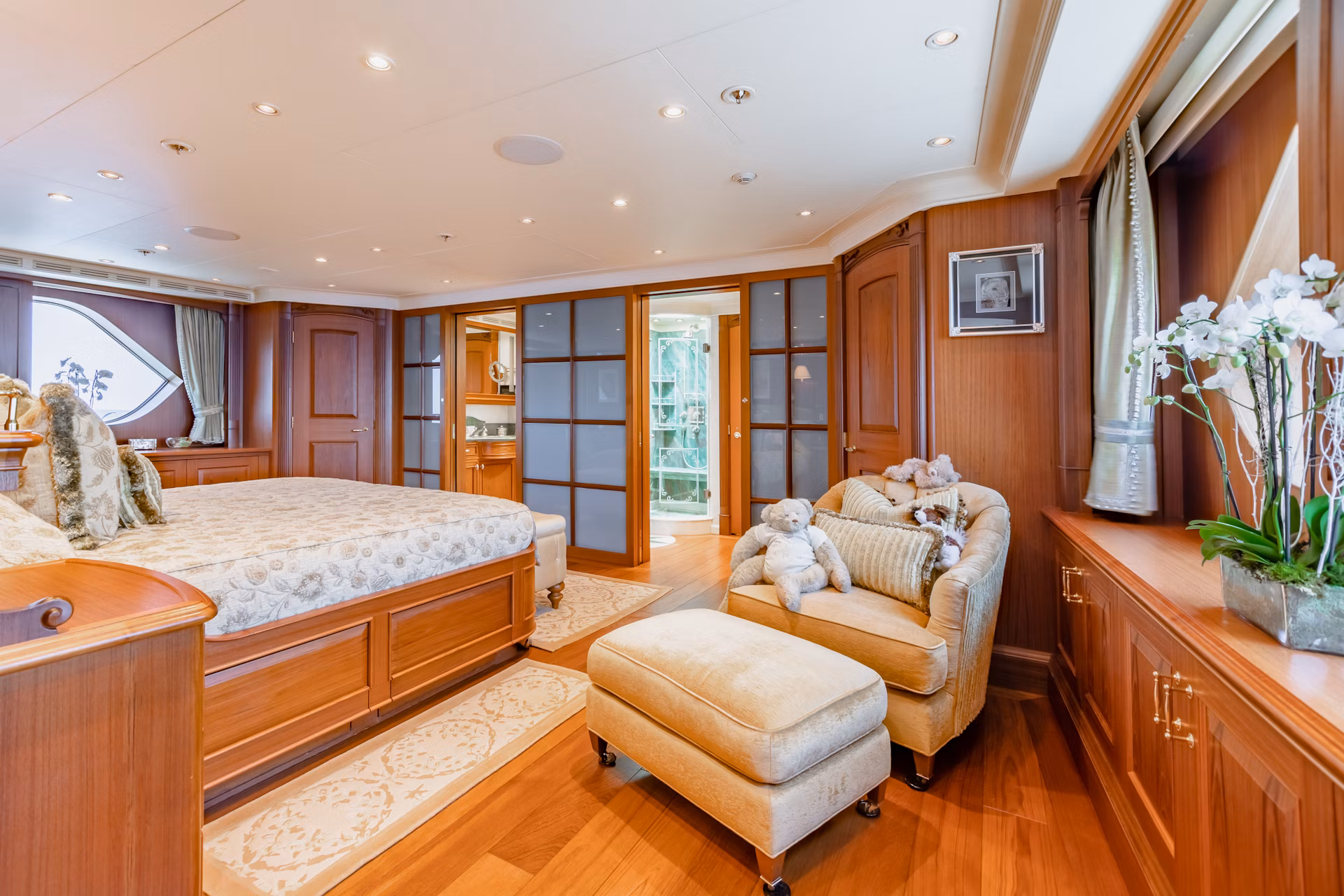 An image of Shadowl yacht