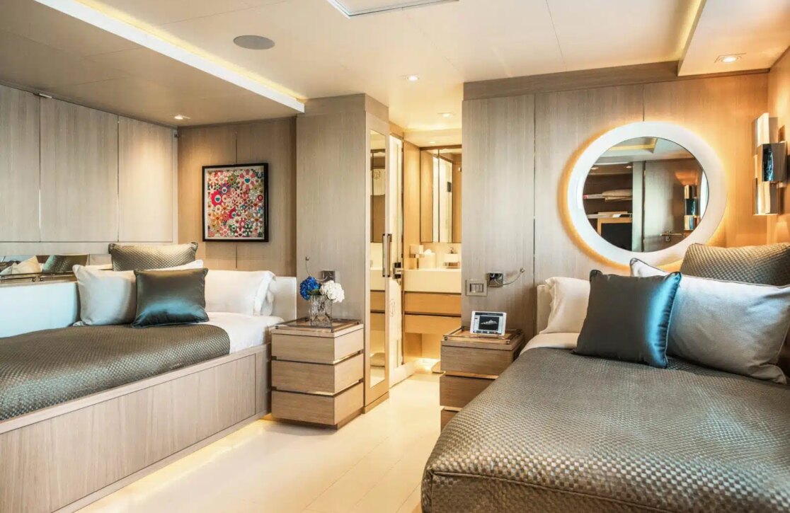 An image of Light Holic yacht