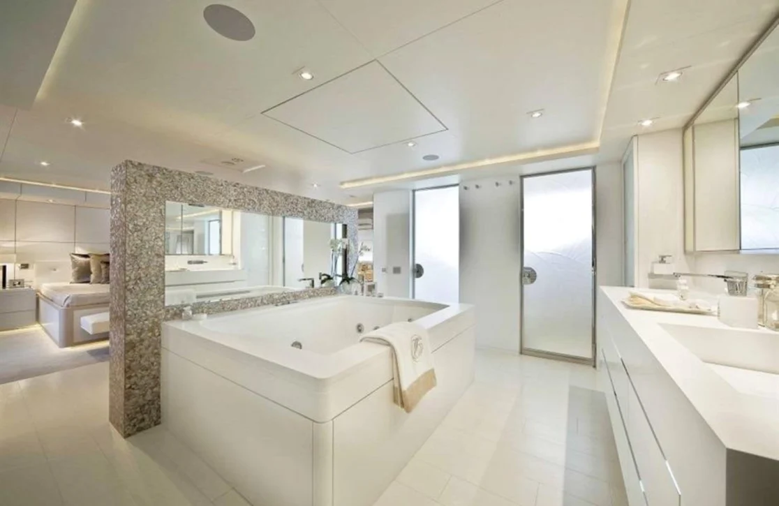 An image of Light Holic yacht