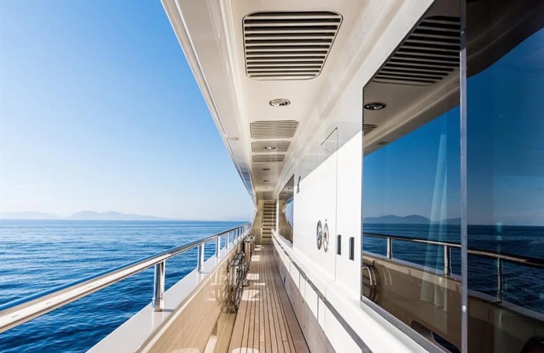 An image of Light Holic yacht