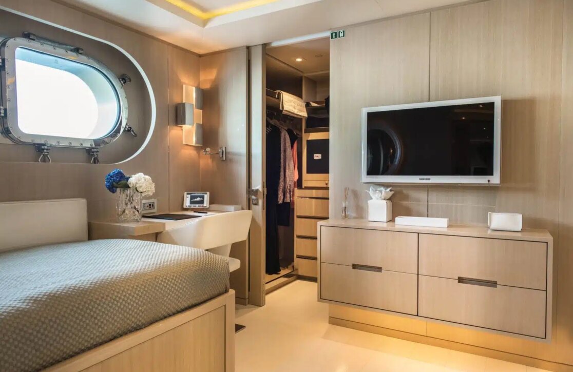 An image of Light Holic yacht