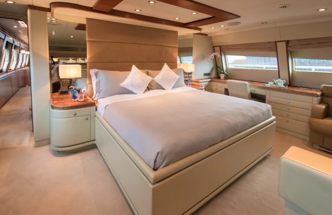 An image of Picnic yacht