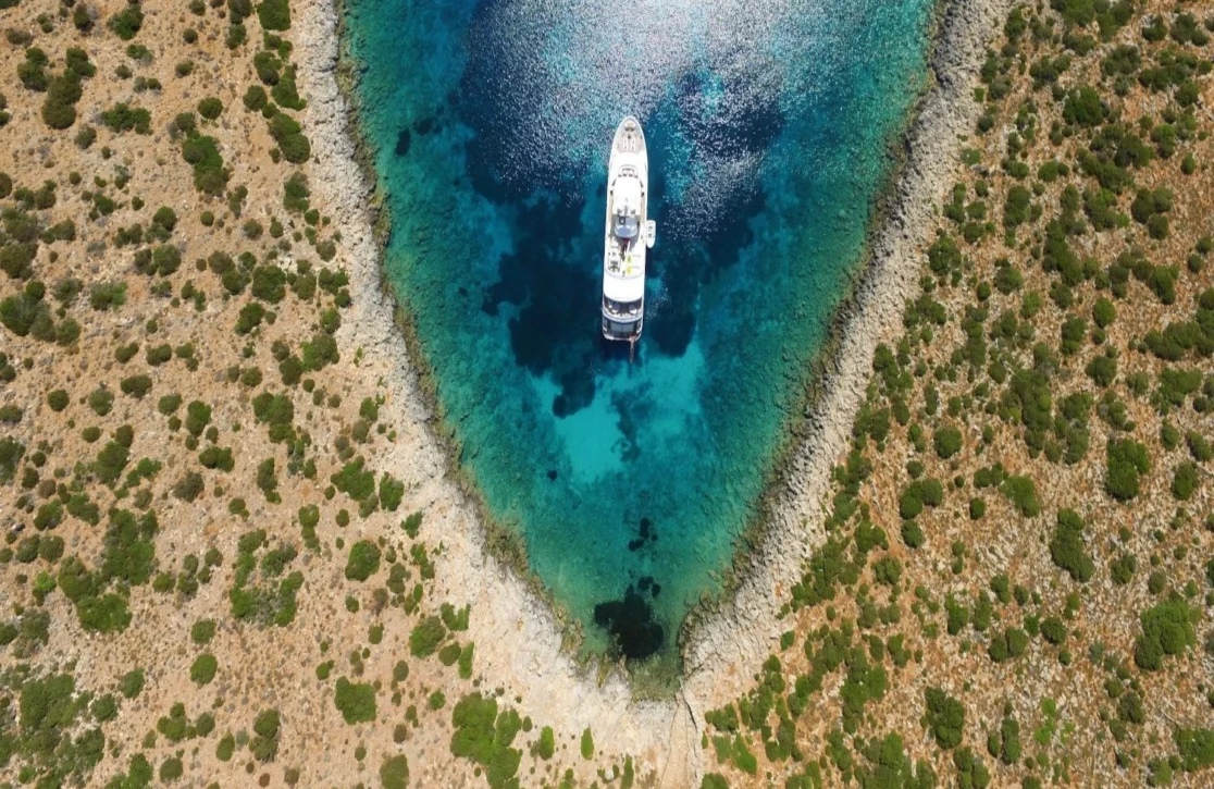 An image of E & E yacht