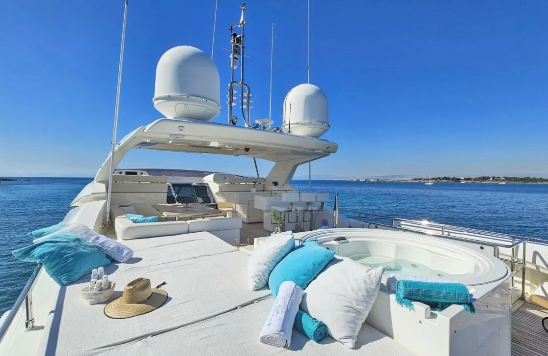 An image of Infinitas yacht