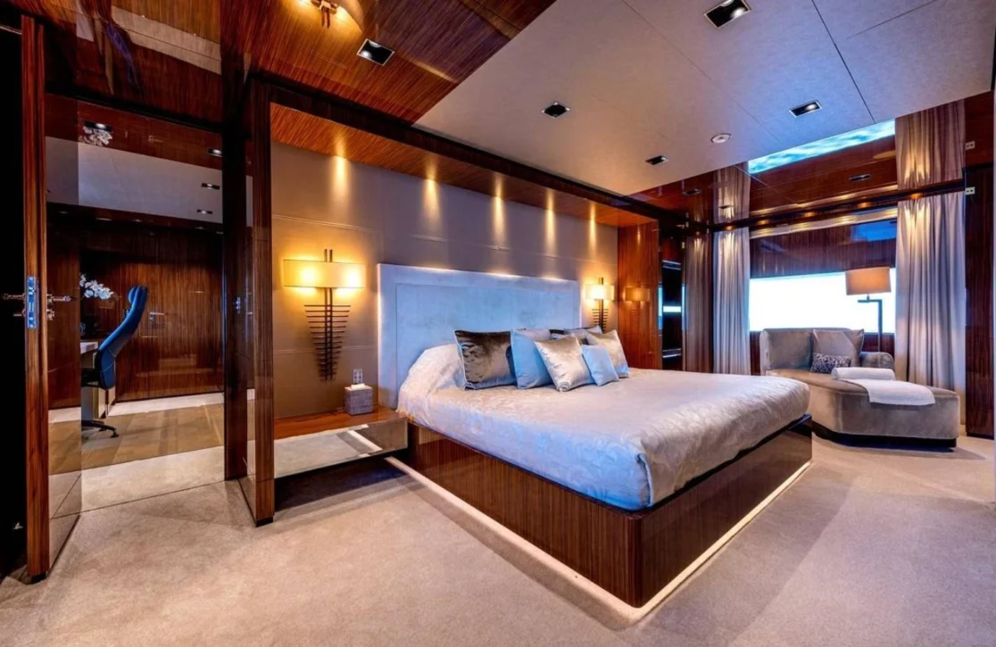 An image of Medially yacht