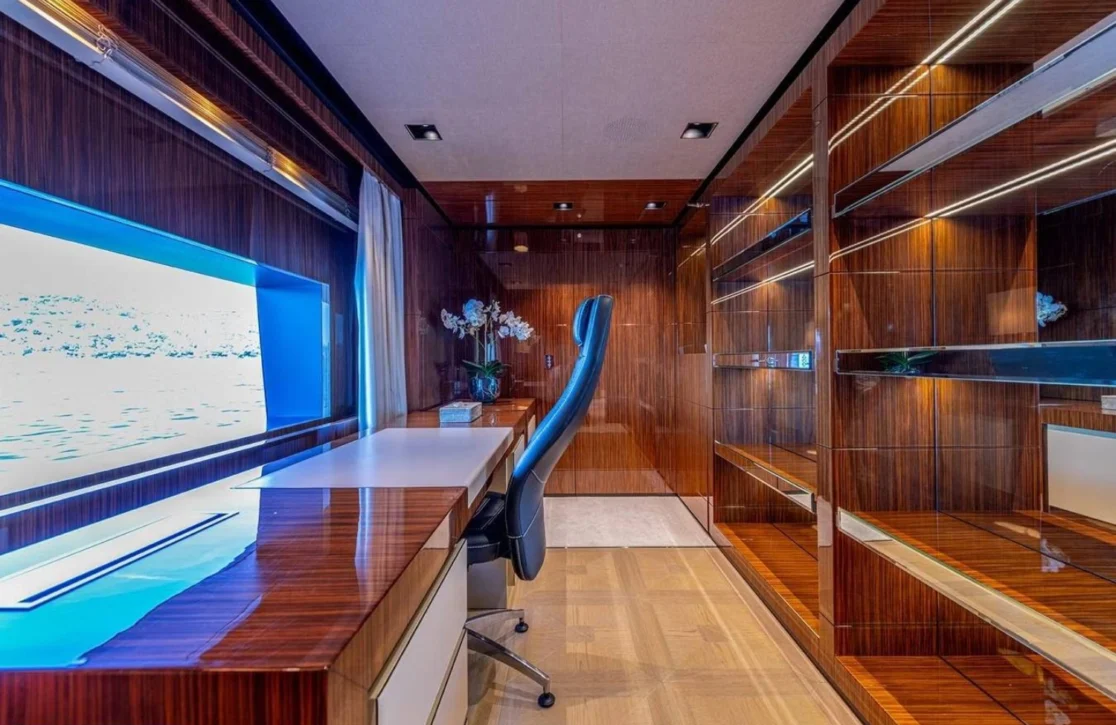 An image of Medially yacht