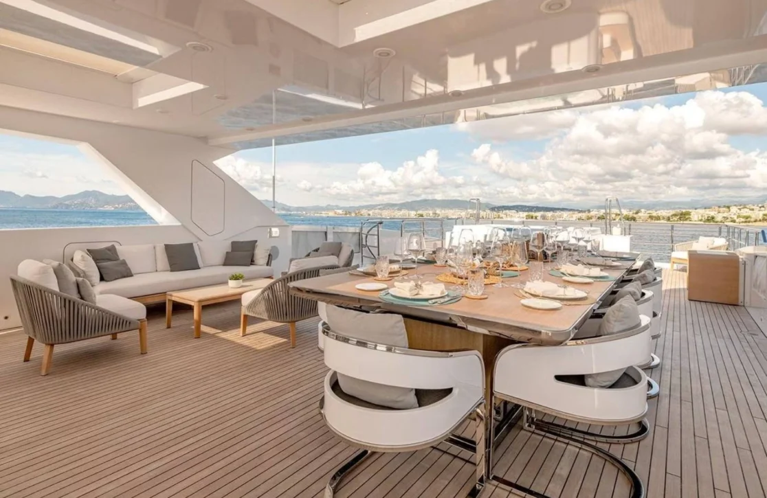 An image of Medially yacht